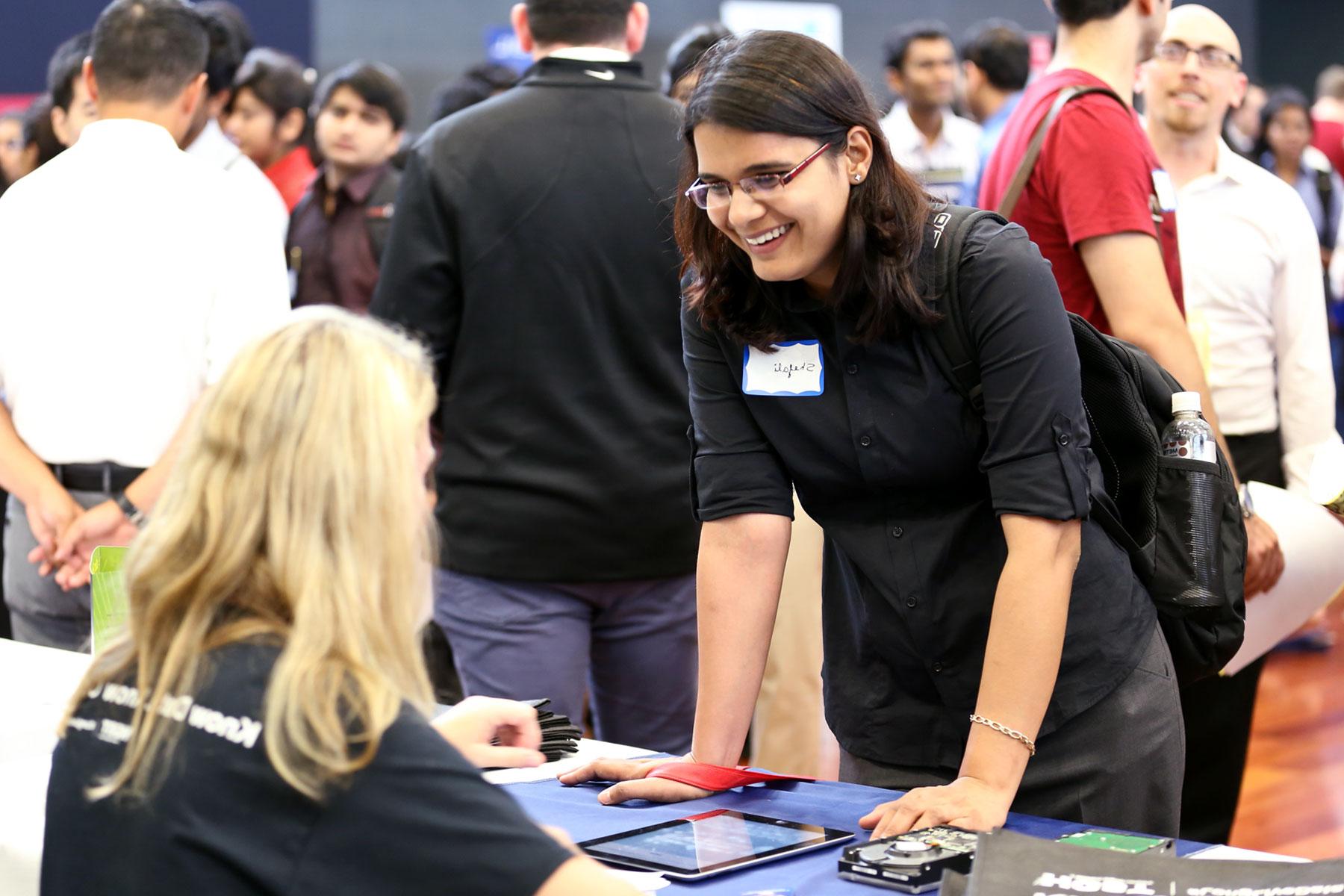 菠菜网lol正规平台 student at the career fair event.